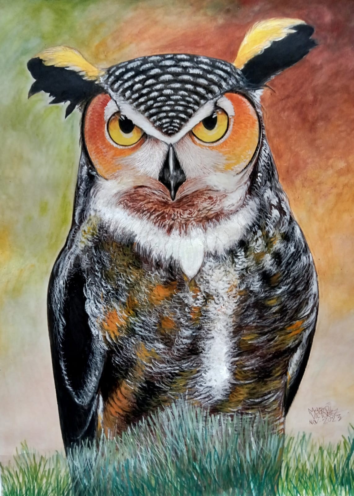 Imponente búho real con ojos dorados y plumaje detallado sobre fondo cálido.