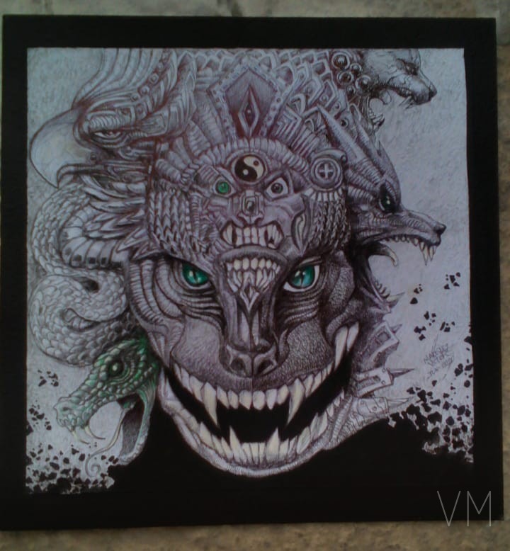 Rostro de Quetzalcóatl con ojos esmeralda, escamas intrincadas y serpientes entrelazadas.