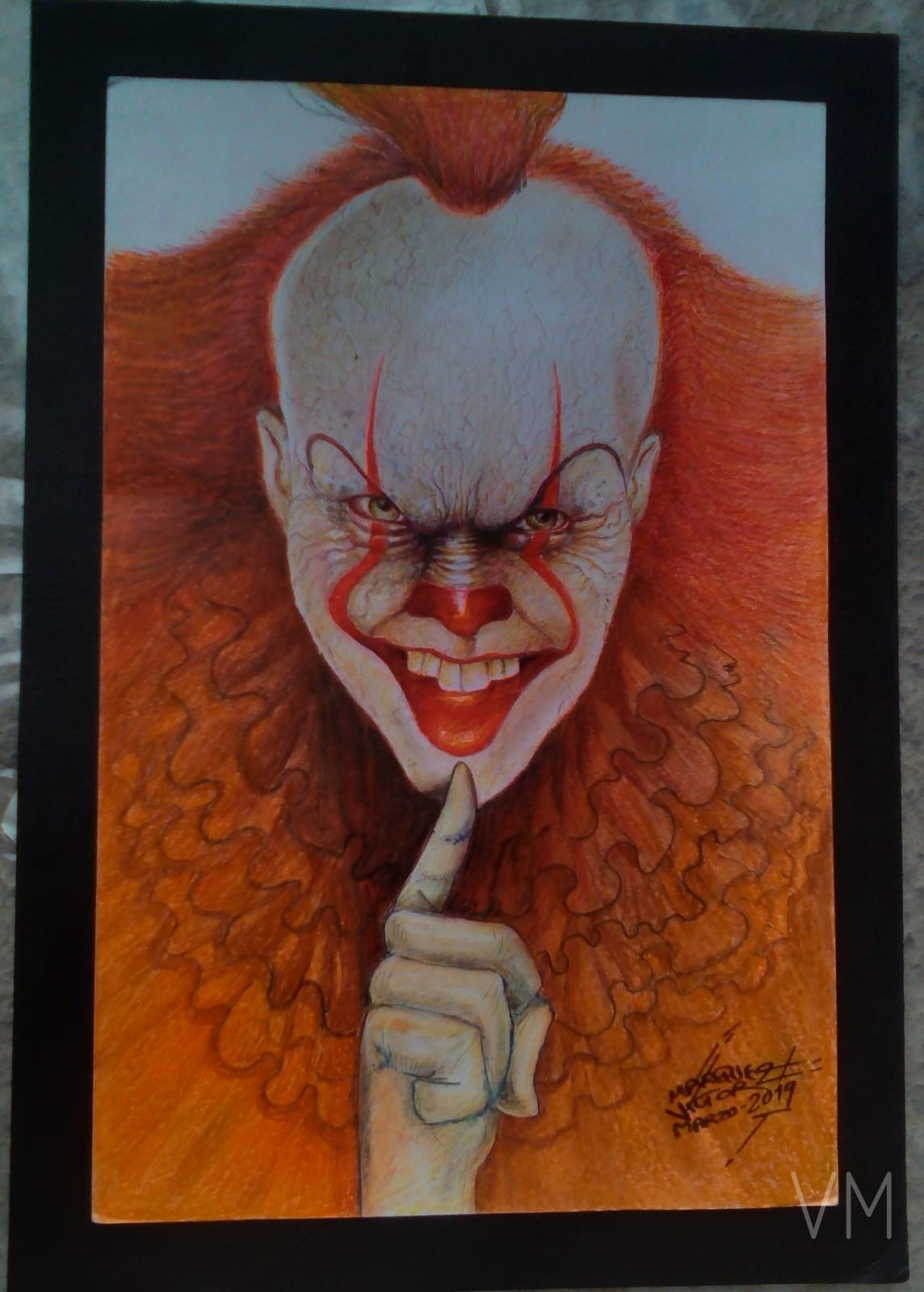 Retrato del payaso Pennywise de IT con sonrisa macabra y cabello rojo ardiente.