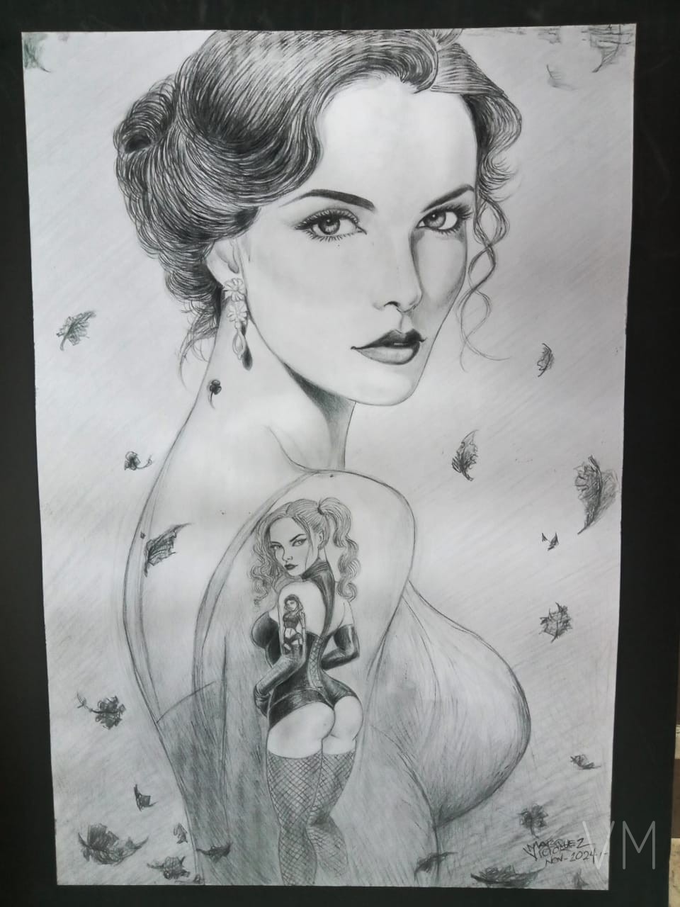Retrato elegante de mujer con tatuaje de pin-up en la espalda, rodeada de hojas.