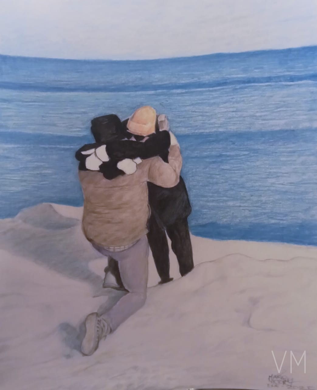 Pareja abrazada caminando hacia el mar en una playa, escena romántica a color.