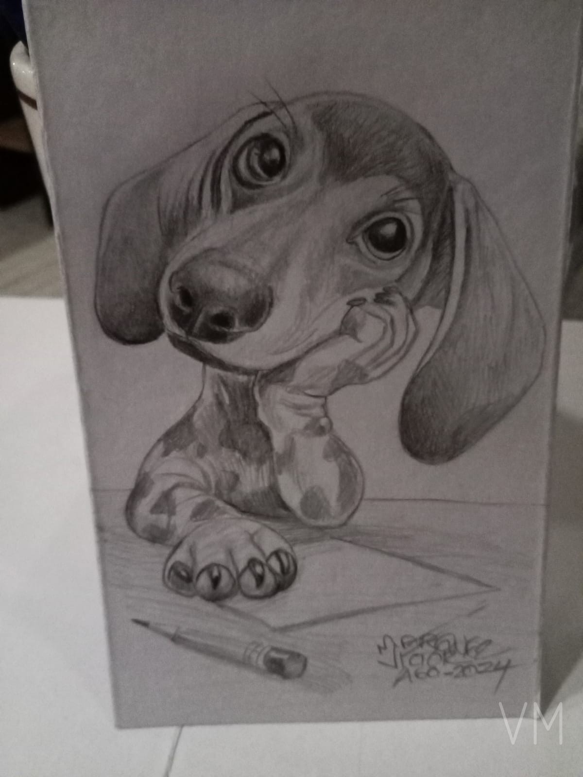 Perrito salchicha pensativo con lápiz y papel, en formato separador de libros.