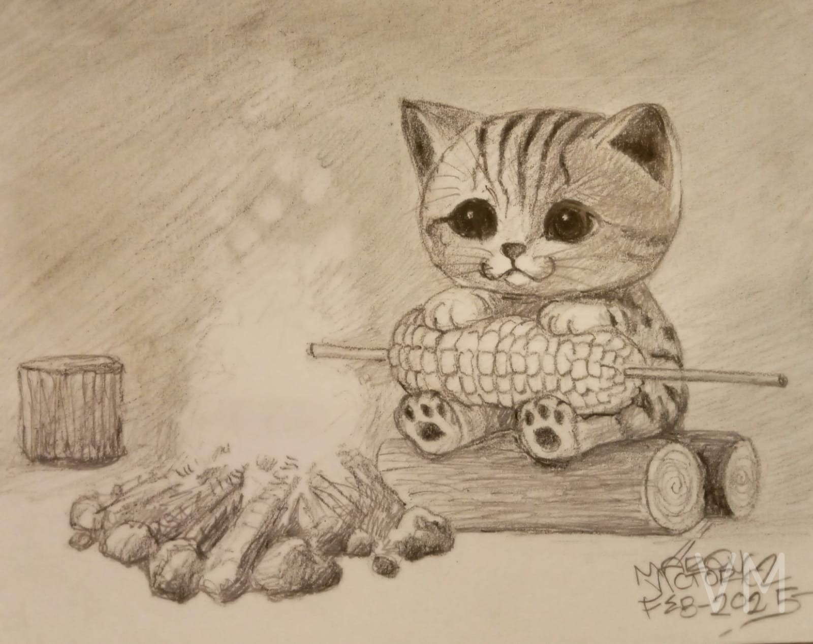 Adorable gatito comiendo un elote asado junto a una fogata en el campo.