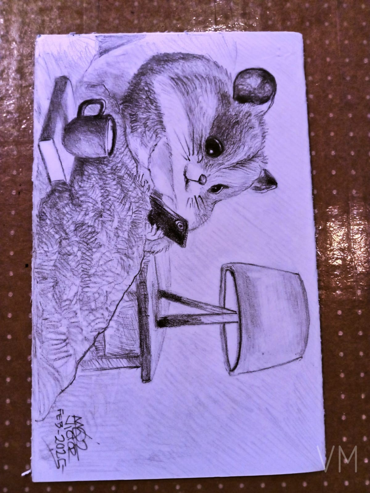 Pequeño ratón en su cocina miniatura preparando su comida.