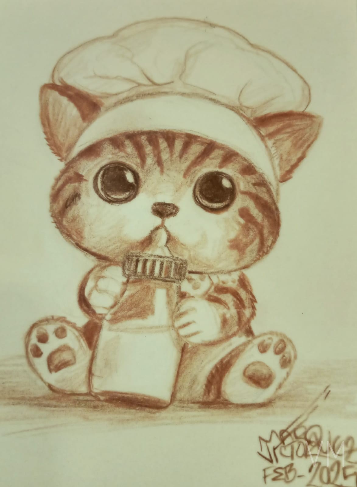 Adorable gatito con gorro de chef y delantal, sosteniendo su biberón.