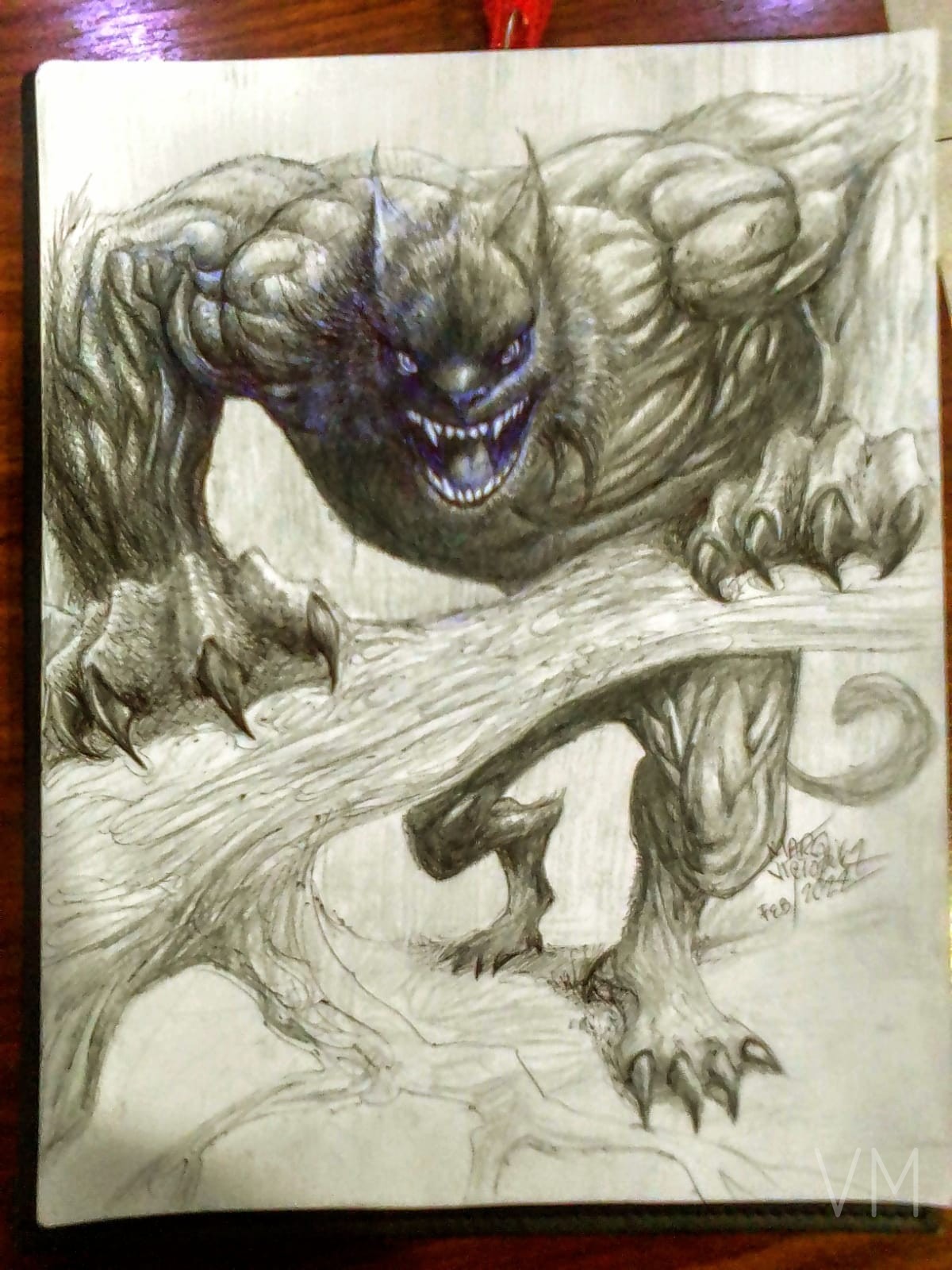 Demonio musculoso con garras enormes acechando desde la rama de un árbol retorcido.