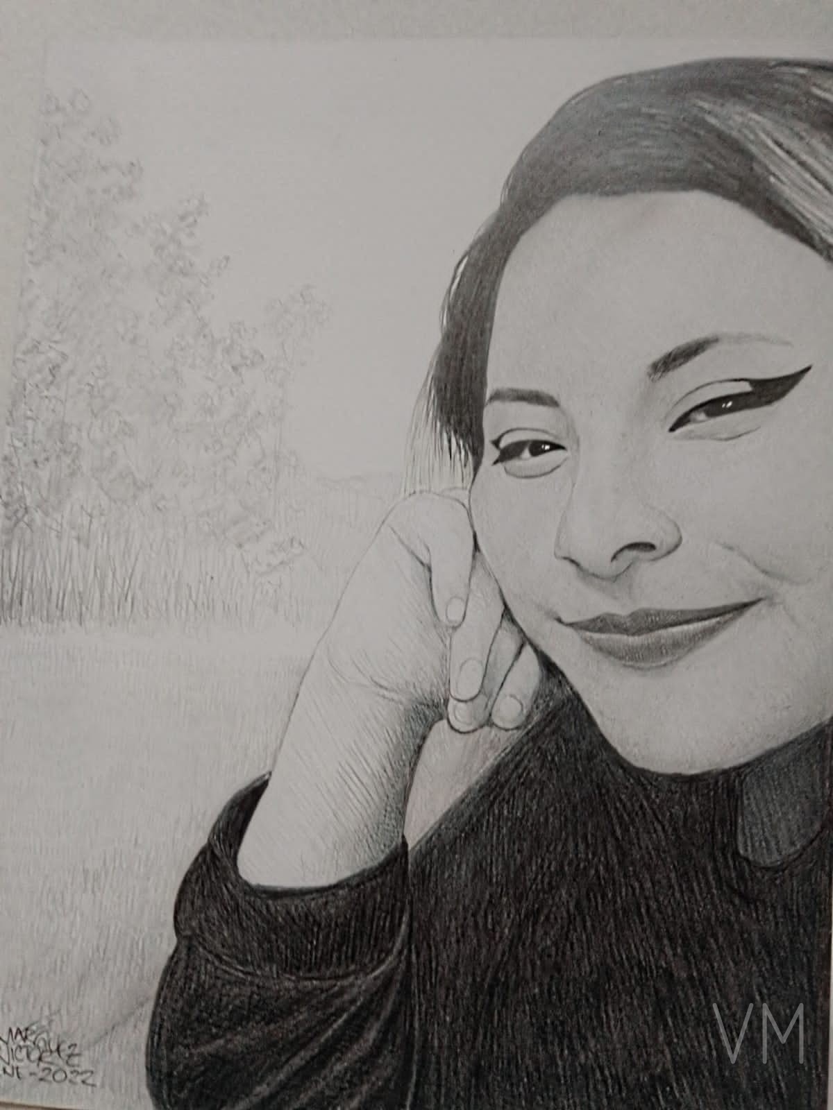 Retrato de mujer con sonrisa cálida apoyando su rostro en la mano.