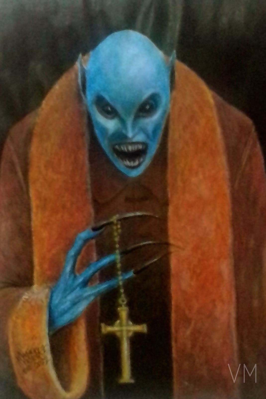 Aterrador vampiro azul con colmillos afilados sosteniendo un crucifijo dorado.