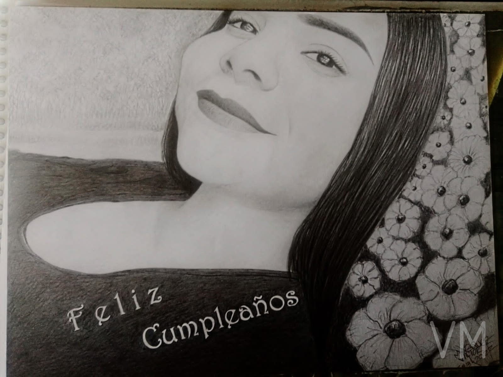 Retrato de mujer con flores decorativas y texto de Feliz Cumpleaños. Regalo personalizado.