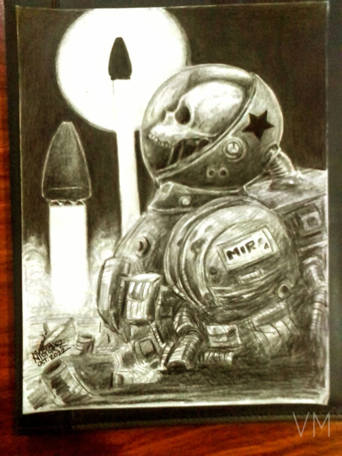 Esqueleto de cosmonauta soviético con parche MIRA junto a un cohete, reflexión sobre el espacio.