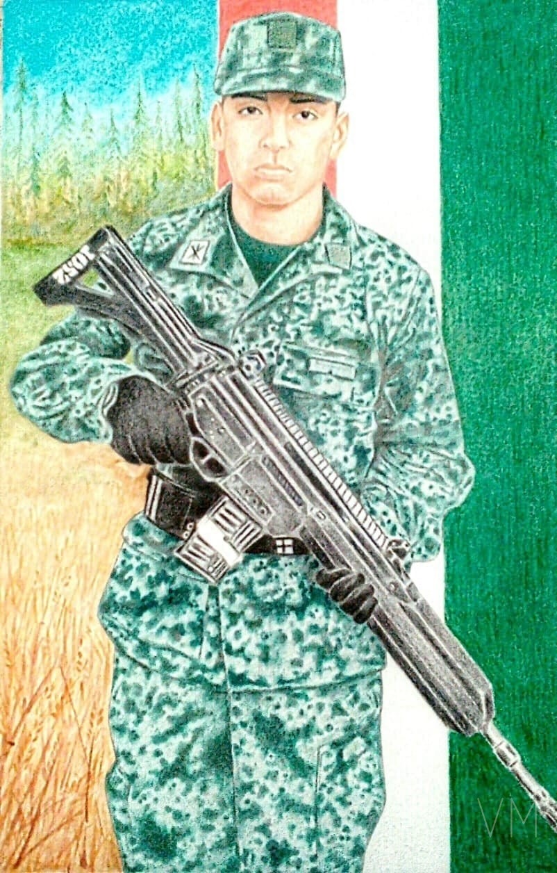 Soldado mexicano con rifle frente a la bandera nacional, retrato patriótico a color.