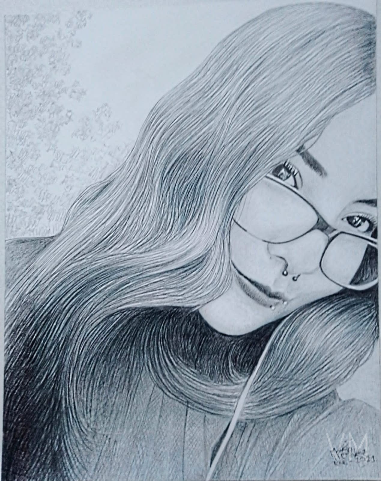 Retrato de mujer con lentes y cabello largo al viento, mirada introspectiva.